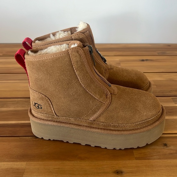 UGG Kids' Neumel Zip Platform Boot size